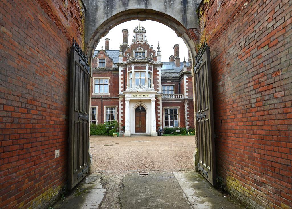 Lynford Hall Hotel Mundford ภายนอก รูปภาพ